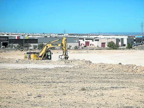Una retroexcavadora, el pasado jueves, moviendo tierra en la parcela de Becton en Empresarium.